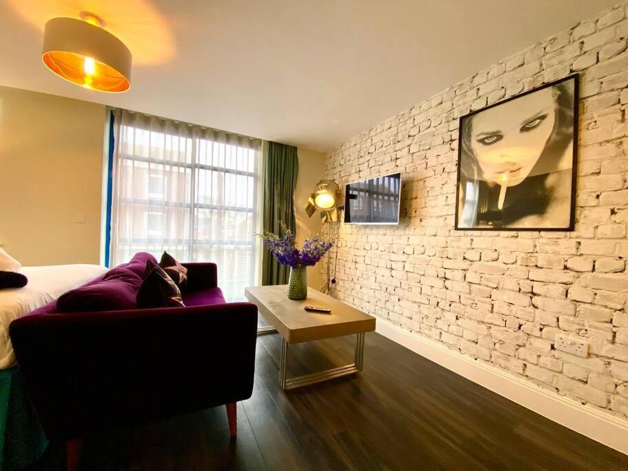 Stunning Apartment Suite - Free Parking & Wifi! Poole Exterior photo