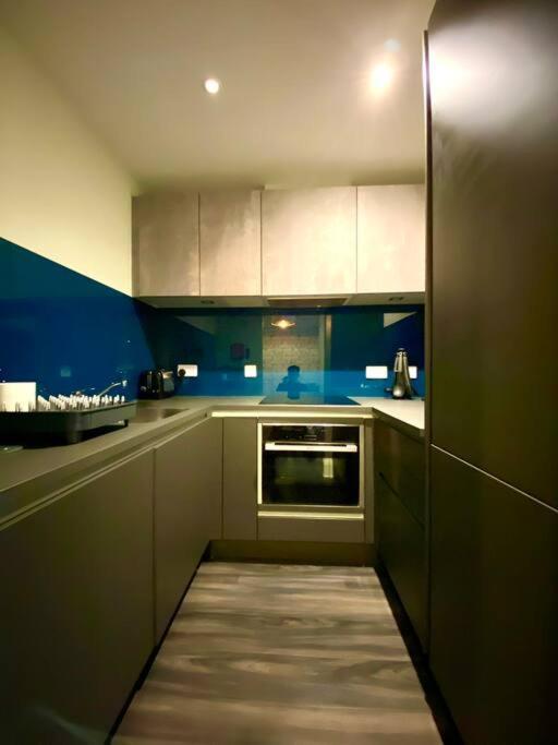 Stunning Apartment Suite - Free Parking & Wifi! Poole Exterior photo