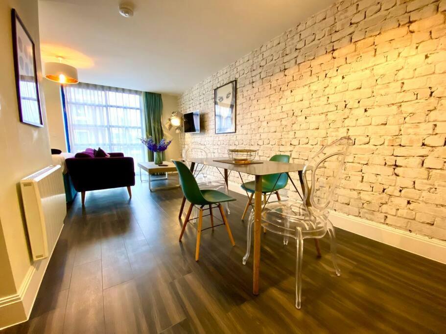 Stunning Apartment Suite - Free Parking & Wifi! Poole Exterior photo
