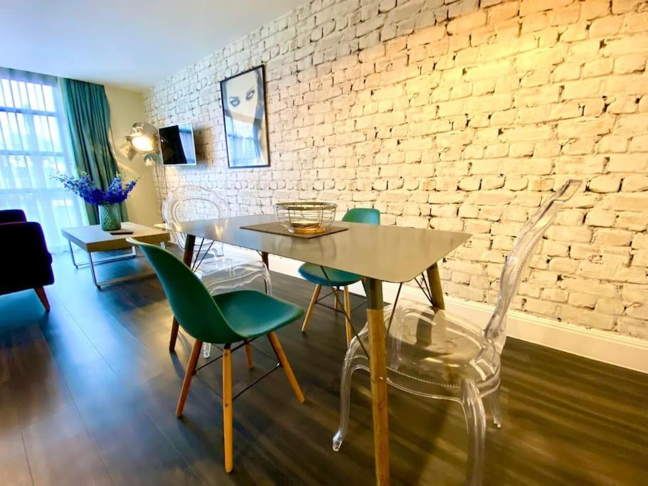 Stunning Apartment Suite - Free Parking & Wifi! Poole Exterior photo